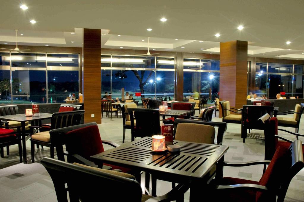 Ciputra Golf, Club & Hotel سورابايا المطعم الصورة